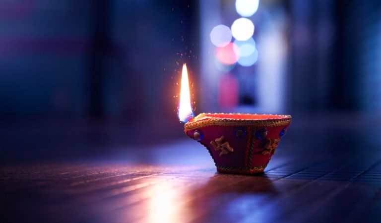 दिवाली पर क्या आप भी हैं फैमिली से दूर, अकेलापन दूर करने के लिए अपनाएं ये तरीके