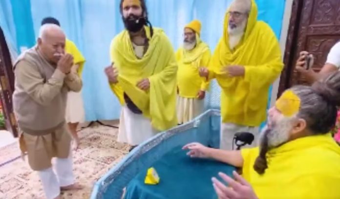 RSS chief Dr Mohan Bhagwat reached Premanand ji darbar RSS chief Dr Mohan Bhagwat reached Premanand ji darbar