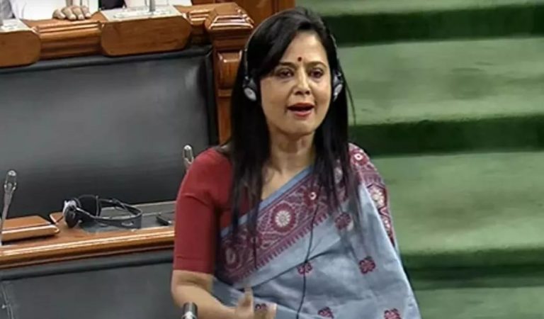 कैश फॉर क्वेरी केस में महुआ मोइत्रा के ऊपर गिरी गाज, संसद सदस्यता हुई खत्म