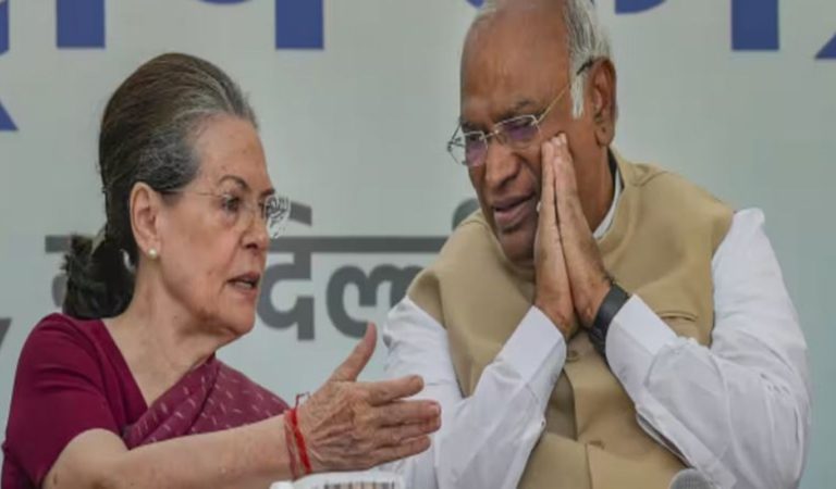 पीएम पद के लिए अपना नाम सुनकर घबराए खड़गे, सोनिया राहुल की ओर किया इशारा