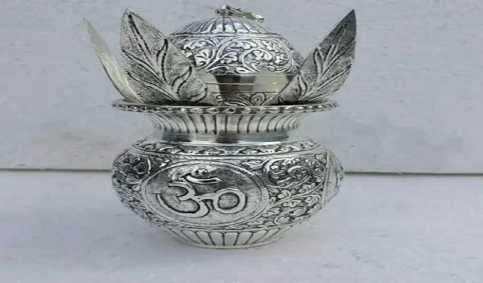 According to dream science, seeing a vessel filled with silver in a dream is considered auspicious