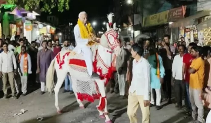 Unique campaign of 71 year old former minister, asking for votes riding on a horse!