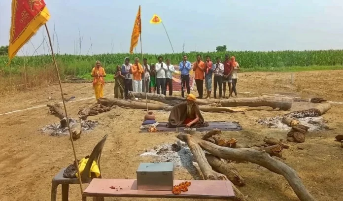 Babaji of Bijnor sat on 'fire penance' to bring peace in the world Babaji of Bijnor sat on 'fire penance' to bring peace in the world