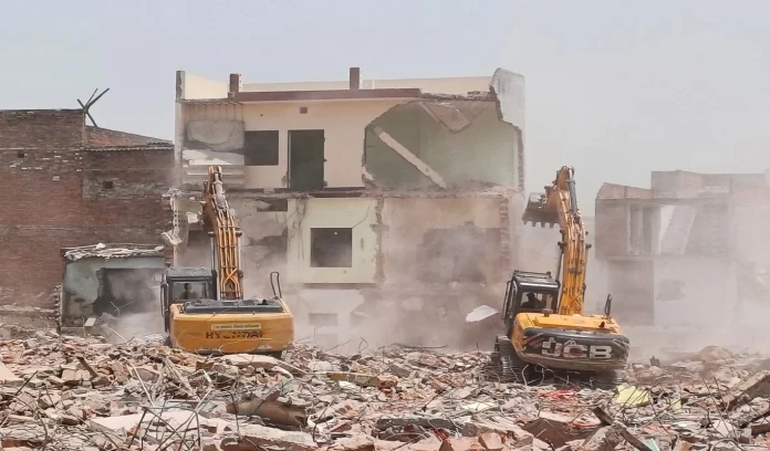 Akbarnagar cleared in 9 days! Bulldozers run on 1800 illegal constructions Akbarnagar cleared in 9 days! Bulldozers run on 1800 illegal constructions