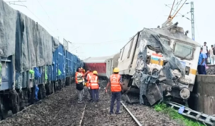 Howrah-Mumbai Express Coaches derail 30 people injured