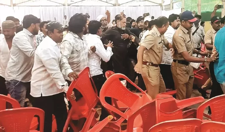 Maharashtra: योगेंद्र यादव के भाषण के दौरान 40-50 लोगों ने मचाया हल्ला, मंच पर चढ़कर किया हंगामा, किसी तरह उन्हें बचाकर बाहर निकाला गया