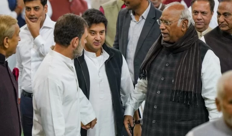 लोकसभा में राहुल गांधी और ज्योतिरादित्य सिंधिया की मुलाकात बनी चर्चा का विषय, हाथ पकड़े हुए उनकी तस्वीर हुई वायरल