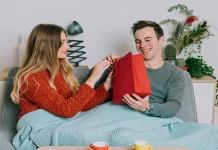 Valentine Day gift for Husband: पति के लिए टॉप 10 वैलेंटाइन डे गिफ्ट, प्यार जताने का परफेक्ट तरीका Valentine Day gift for Husband Top 10 Gifts