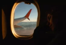 Why Flight Window Open: हवाई यात्रा के दौरान खिड़की के पर्दे को खोलने की वजह, यात्रियों की सुरक्षा से जुड़ा अहम कारण Why Flight Window Open