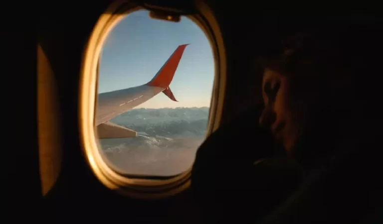 Why Flight Window Open: हवाई यात्रा के दौरान खिड़की के पर्दे को खोलने की वजह, यात्रिय...