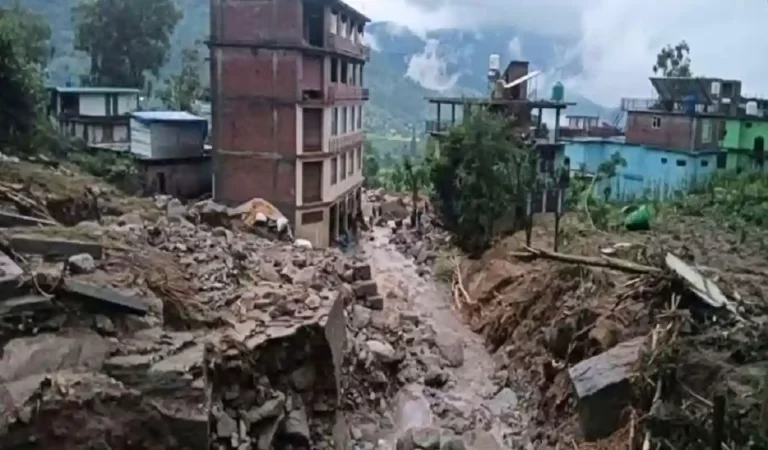 Himachal Cloud Burst: हिमाचल प्रदेश के मंडी में बादल फटने से भारी तबाही, 800 करोड़ रु...