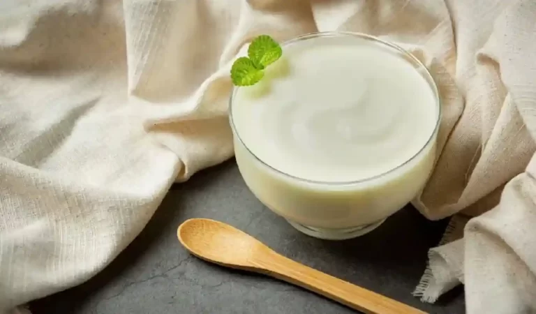 Curd Eating Rule: रात में दही खाना पड़ सकता है भारी, हेल्थ एक्सपर्ट्स और आयुर्वेद दोन...