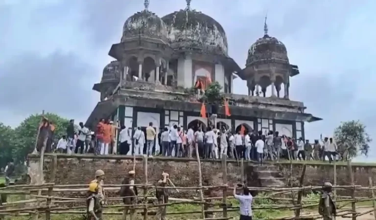 Fatehpur Temple- Mosque Protest: फतेहपुर में मकबरा-मंदिर विवाद से हंगामा, हिंदू संगठन...