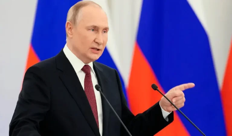 Putin’s Poo Suitcase: विदेश जाएं पुतिन, लेकिन अपनी पॉटी तक साथ लाएं! वजह जानकर ...
