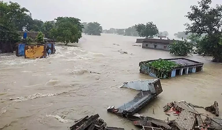 Bihar Flood News: गांव-गांव में नाव, मंदिरों में पानी और आंखों में बेबसी: बिहार में ब...