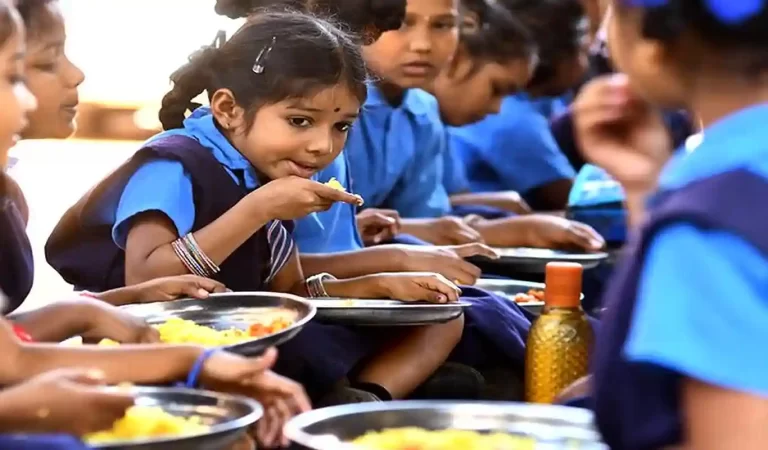 Chhattisgarh News: छत्तीसगढ़ के सरकारी स्कूल में मिड-डे मील में गिरी लापरवाही की थाली...