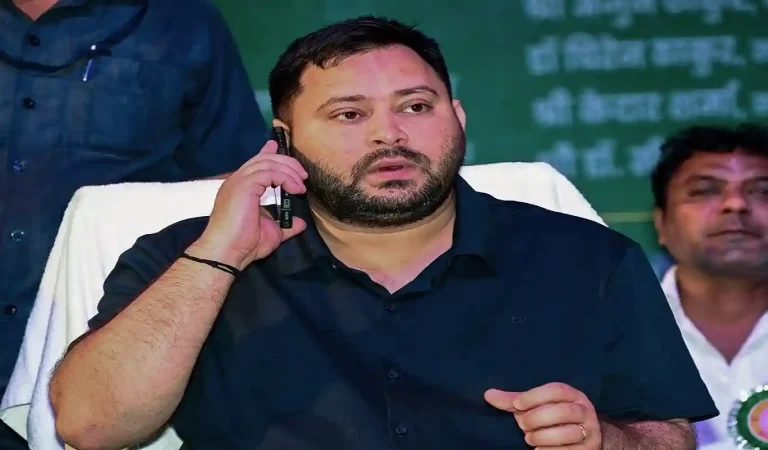 Tejashwi Yadav Voter ID Controversy: क्या फर्जीवाड़ा कर रहे थे तेजस्वी यादव? दो वोटर ...