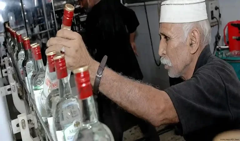 Liquor In Pakistan: कागज़ों में हराम, सड़कों पर आम! जानें कैसे चल रहा है पाकिस्तान मे...