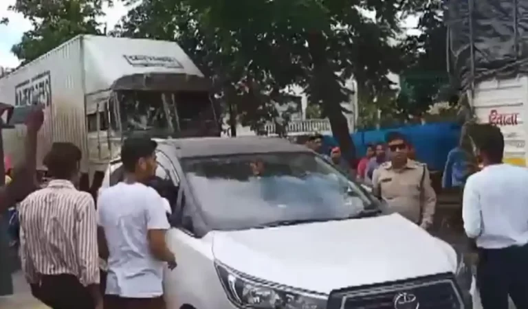 MP News: बुरहानपुर में कार के अंदर सोता मिला ड्राइवर, घंटे भर तक हाईवे पर लगा लंबा जा...