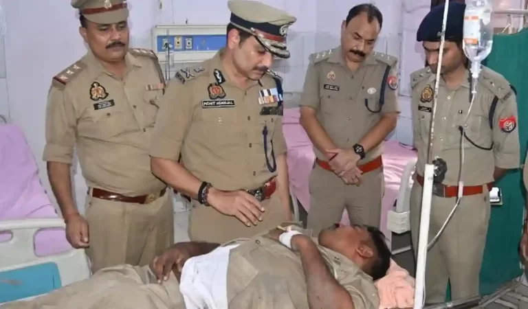 Varanasi News: वाराणसी कचहरी में बवाल! वकीलों ने दरोगा को दौड़ा-दौड़ाकर पीटा, CCTV मे...