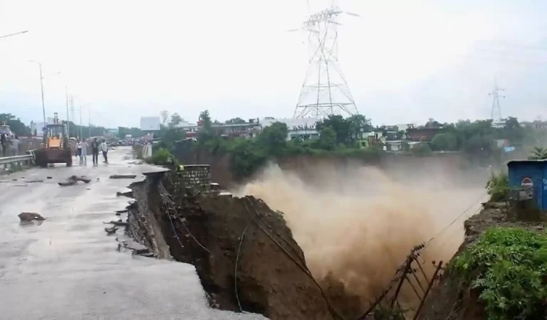 Dehradun Cloudburst: भारी बारिश से देहरादून में तबाही का मंजर, 17 की मौत, कई लापता, स...
