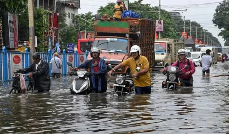 West Bengal Flood: 252 मिमी बारिश में थमा कोलकाता, 10 की मौत, 90 फ्लाइट्स रद्द, हालात...
