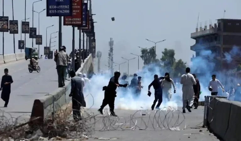 POK Protest Against Pakistan: PoK में उबाल! बढ़ती हिंसा, इंटरनेट बंदी और पाकिस्तान के...