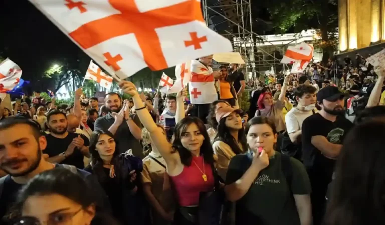 Georgia Protests: जॉर्जिया में विरोध प्रदर्शन तेज़, हजारों प्रदर्शनकारियों ने राष्ट्र...