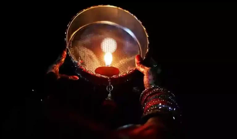 Karwa chauth wishes: अपने लव वन को भेजें ये दिल छू लेने वाले खास मैसेज!