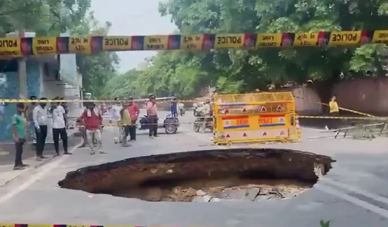 Delhi Land Subsidence Danger: दिल्ली धंस रही है! जमीन से खतरे की चेतावनी, 17 लाख लोग ...