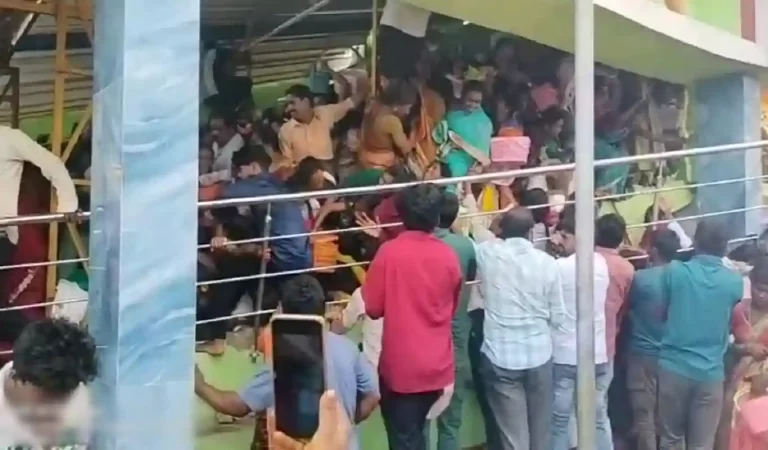 KashiBugga Temple Stampede: श्रीकाकुलम के वेंकटेश्वर मंदिर में भगदड़ से 10 की मौत, 15...