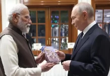 Vladimir Putin News: 15 साल बाद बदली तस्वीर… जिस गीता पर रूस में विवाद हुआ, वही आज पुतिन को उपहार में मिली Vladimir Putin News